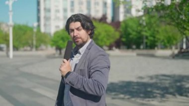 Halka açık bir parkta çekilen bir erkek muhabir canlı yayın yapıyor. Genç adam haberi doğrudan kameraya bakarken mikrofona iletiyor..