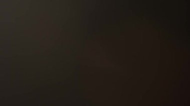 Siyah arkaplanda gerçek optik mercek parlaması.