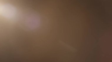 Siyah arkaplanda gerçek optik mercek parlaması.