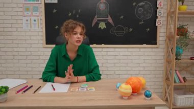 Bir grup ilkokul öğrencisi sınıfta fen bilgisi öğreniyor. Ortaokul öğrencileri ve kızlar astronomi sınıfında oturuyor. Bayan öğretmen veda dersi veriyor, çocuklar dışarı çıkıyor. Modern eğitim kavramı
