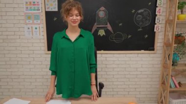 Bir grup ilkokul öğrencisi sınıfta fen bilgisi öğreniyor. Ortaokul öğrencileri ve kızlar astronomi sınıfında oturuyor. Bayan öğretmen ve çocuklar ısınma egzersizleri yapıyorlar. Modern eğitim kavramı.