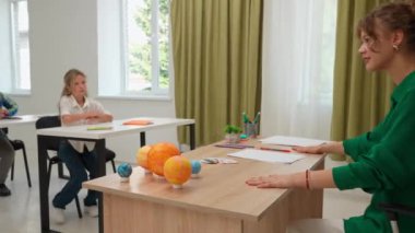 Bir grup ilkokul öğrencisi sınıfta fen bilgisi öğreniyor. Ortaokul öğrencileri ve kızlar astronomi sınıfında oturuyor. Bayan öğretmen ve çocuklar ısınma egzersizleri yapıyorlar. Modern eğitim kavramı.