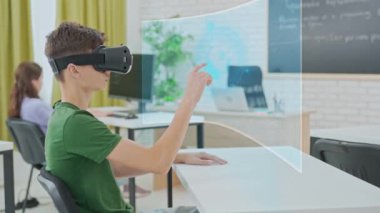 VR kulaklık takan bir öğrenci, bir sınıfta yüzen üç boyutlu matematiksel denklemler ve diyagramlarla etkileşime girer ve sanal gerçekliğin matematiksel kavramları görselleştirmek için nasıl kullanılabileceğini gösterir..