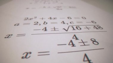 Kağıda yazılmış matematiksel denklemlerin detaylı cebirsel ifadeleri gösteren görüntüsünü kapat. Okul ya da üniversite için poster, matematik konsept dersleri, okul için öğretmenlik malzemeleri.