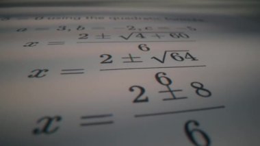 Kağıda yazılmış matematiksel denklemlerin detaylı cebirsel ifadeleri gösteren görüntüsünü kapat. Okul ya da üniversite için poster, matematik konsept dersleri, okul için öğretmenlik malzemeleri.