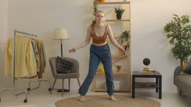 Parlak bir dairede dans eden genç bir kadın.