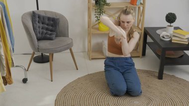 Parlak bir dairede dans eden genç bir kadın.