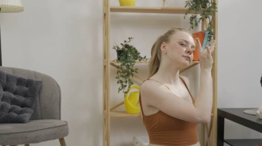 Parlak bir dairede dans eden genç bir kadın.