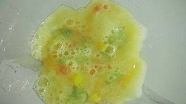 Cam blender matarası, domates, tatlı biber ve kereviz parçaları. Olgun sebzeler suyla karışır sıçrama ve sıçrama oluşturur. Ferahlatıcı, sağlıklı bir içecek hazırlıyorum..