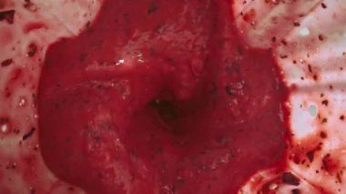 Bardak blender şişesinin üstünde meyve ve meyve püresi var. Meyve ve böğürtlen karışımı dinamik bir şekilde karıştırılır bir girdap oluşturur, su sıçratır ve sıçratır. Sağlıklı Yaşam Tarzı.