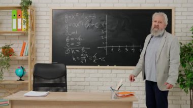 Ders sırasında oditoryumda öğretmen. Karatahta formülü çözen yaşlı adam üniversite profesörü güvertede sınıfın önünde duruyor. Dersi açıklıyor. Eğitim kavramı.