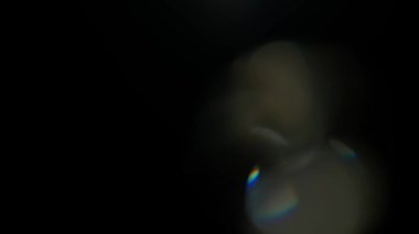 Siyah arkaplanda gerçek optik bokeh.