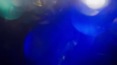 Siyah arkaplanda gerçek optik bokeh.