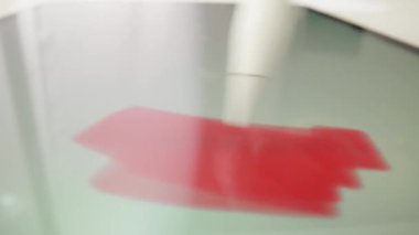 Stylus tablet ekranı kırmızı renge boyar. Beyaz bir stil dijital tabletin dokunmatik ekranına dokunur ve onu renklendirir. Tablet üzerinde dijital sanat, tasarım, grafik çizimi.