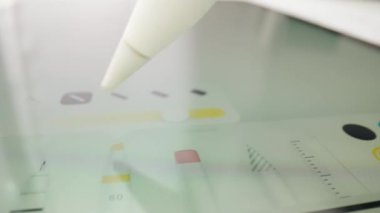 Stylus araç seçimlerinin simgelerine dokunur ve ekranda rastgele kırmızı ve sarı renkte çizer. Tablet üzerinde dijital sanat, tasarım, grafik çizimi.