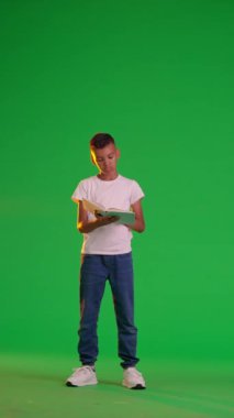 Bir öğrenci bir kitap okur ve daha fazla animasyon için kroma tuşuna ne yazıldığına şaşırır.