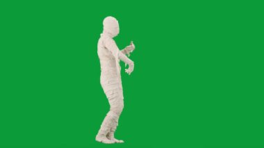 Cadılar Bayramı ve tuhaf reklam yaratıcı konsepti. Krom anahtar yeşil ekran arka planında mumya bandajlı birinin portresi. Annecik beyaz kurdelelerle kaplanmış yürüyordu ve dans ediyordu.