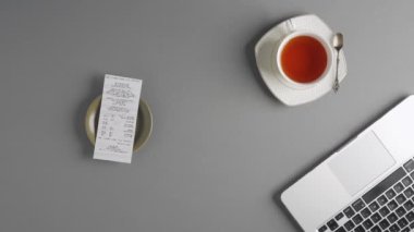 Kafede ya da lokantada nakit para ödeyen bir adamın en üst görüntüsü. Tabağa dolar banknotları ve faturaları koyar. Nakit ödeme ile hizmet veya ürün için ödeme yapan erkek.