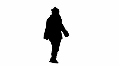 Noel ve yeni yıl tatili konsepti. Beyaz izole arka planda, Noel Baba kostümlü bir adamın siyah silueti. Noel Baba yürüyor ve etrafa bakıyor. Yarım dönüş.