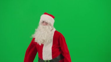 Noel ve Yeni Yıl yaratıcı konsepti. Krom anahtar yeşil ekranda Noel Baba kılığında bir adam portresi. Kırmızı kıyafetli Noel Baba kameraya bağırıyor tatil indirimini destekliyor..