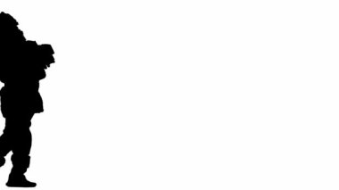 Noel ve yeni yıl tatili kavramı. Beyaz izole arka planda, Noel Baba kostümlü siyah bir adam silueti. Noel Baba yürüyor ve elinde hediyeler tutuyor.