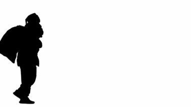 Noel ve yeni yıl tatili kavramı. Beyaz izole arka planda, Noel Baba kostümlü siyah bir adam silueti. Noel Baba hediye çantası taşıyor ve yürüyor.