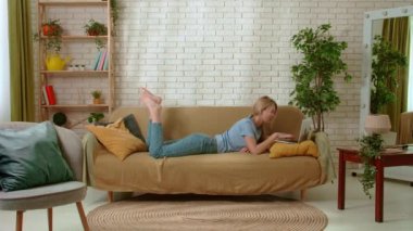 Genç bir bayan evde vakit geçiriyor. Genç milenyum kadını oturma odasındaki kanepede dizüstü bilgisayarla uzanıyor, internette film seyrediyor, tembel bir yaz günü geçiriyor. Sıkıcılık günlük yaşam konsepti.