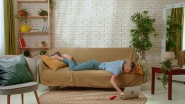 Genç bir bayan evde vakit geçiriyor. Genç milenyum kadını oturma odasındaki kanepede uzanıyor, dizüstü bilgisayarda film izliyor, yelpazesini yaz sıcağıyla sallıyor. Sıkıcılık günlük yaşam konsepti.