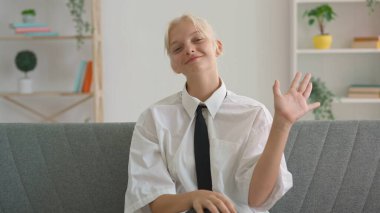 Çevrimiçi kursa katılan genç kişi. Evde okuyan genç bir üniversite öğrencisi, tebrik sınıfı, internette ders izleyen bir öğretmen. Modern online eğitim.