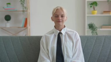 Çevrimiçi kursa katılan genç kişi. Evde okuyan genç bir üniversite öğrencisi, tebrik sınıfı, internette ders izleyen bir öğretmen. Modern online eğitim.