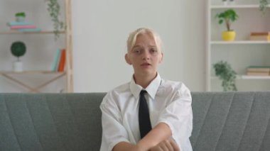 Çevrimiçi kursa katılan genç kişi. Evde okuyan genç bir üniversite öğrencisi, tebrik sınıfı, internette ders izleyen bir öğretmen. Modern online eğitim.