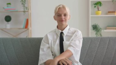 Çevrimiçi kursa katılan genç kişi. Evde okuyan genç bir üniversite öğrencisi, tebrik sınıfı, internette ders izleyen bir öğretmen. Modern online eğitim.
