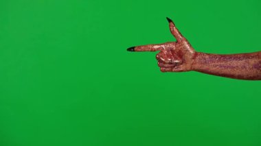 Stüdyoda jestler gösteren korkunç bir el. Korkunç cadılar bayramı canavarı. Parlak sümüklü, tırnakları kenarı işaret eden, krom anahtar yeşil ekran arka planında izole edilmiş, çalışma alanı modeli..