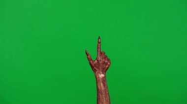 Stüdyoda jestler gösteren korkunç bir el. Korkunç cadılar bayramı canavarı. Parlak sümüklü, tırnakları havada, krom anahtar yeşil ekranda izole edilmiş, çalışma alanı modeli..