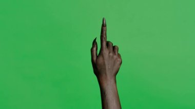 Stüdyoda jestler gösteren korkunç bir el. Tüyler ürpertici cadılar bayramı canavar eli siyah tırnaklı siyah tırnaklı krom anahtar yeşil ekran arka planında izole edilmiş çalışma alanı modeli..