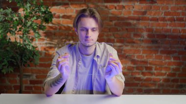 Elinde şeffaf bir alet tutan kişi. Elinde şeffaf cam ekranlı yenilikçi fütüristik tablet tutan ve medyayı izleyen bir adam, reklam boş bir yerde bilgi animasyonu ekliyor.