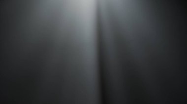 Yumuşak yayılmış ışık ışınları puslu karanlığın içinden geçiyor. Projektörden gelen ışınlar karanlıkta duman ve ince toz parçacıklarıyla parlıyor. Sinematik ışık.