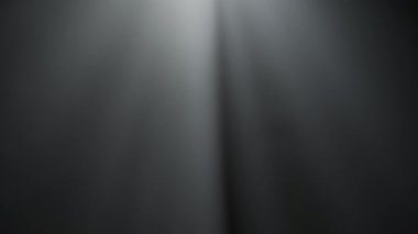 Yumuşak yayılmış ışık ışınları puslu karanlığın içinden geçiyor. Projektörden gelen ışınlar karanlıkta duman ve ince toz parçacıklarıyla parlıyor. Sinematik ışık.