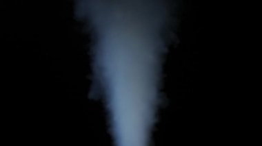 Siyah arka planda beyaz duman bulutlarının yakın çekimi. Parlak duman ve karanlık odanın tam tersi. Sinematografik ışık