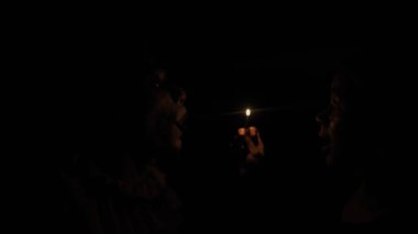 Karanlıkta çatıda korkunç deli bir palyaço. Genç bir kadın yıkılmış evin tavan arasında karanlıkta dikiliyor, kibrit yakıyor palyaço gibi giyinmiş deli bir katil görüyor ve çığlık atıyor. Cadılar Bayramı gerilim konsepti.