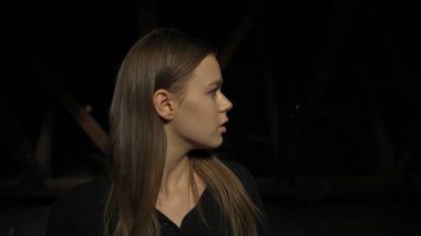 Karanlık tavan arasında korkmuş genç bir kadın. Cadılar Bayramı gerilim konsepti