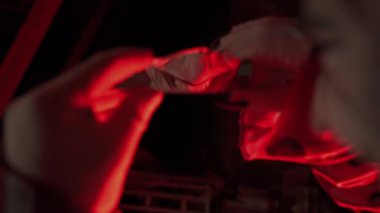 Karanlıkta çatıda korkunç deli bir palyaço. Mahvolmuş evde makyaj yapmış palyaço kılığındaki çılgın katil elinde ayna kırıntısı tutarken deli gibi gülümsüyor. Cadılar Bayramı gerilim konsepti.