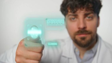 Tıbbi siber güvenlik bilgileri. Beyaz önlüklü adam cam ekran paneline başparmağıyla dokunuyor. Holografik tarayıcı parmak izi taraması yapıyor..