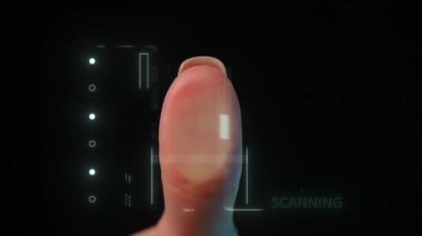 Siber güvenlik modern teknoloji bilgi grafikleri. Kadın başparmağı cam ekran paneline dokunuyor ve holografik güvenlik arayüzü etkinleştiriliyor. Kimlik tarayıcı parmak izi taraması erişimi engellendi..