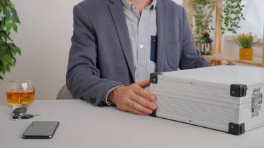 Hizmet ya da ürün için farklı ödeme türleri kullanan bir adam. Bir adam içi avro dolar dolu nakit para dolu bavulu açar, rüşvet alır, kredi olarak borç para alır. Ticari iş ödemeleri.