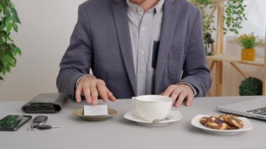 Hizmet ya da ürün için farklı ödeme türleri kullanan bir adam. Kafe restoranındaki masada oturan adam cüzdanı açar ve nakit para ile faturayı öder. Ticari iş ödemeleri.