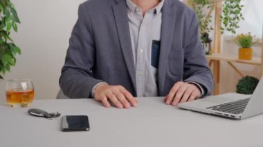 Nakit ödeme yapan bir adam. Masaya içinde para olan bir zarf koyar, kredi verir veya öder, akıllı telefon, araba anahtarı ve dizüstü bilgisayar. Ticari iş ödemeleri.