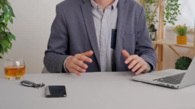Nakit ödeme yapan bir adam. Bir adam içinde para, ödeme ya da kredi olan bir zarf verir. Ortağı parayı, akıllı telefonu ve bilgisayarı yanına alır. Ticari iş ödemeleri.