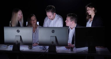 Yönetim kurulu başkanı ve ekibi ofiste çalışıyor. Erkek ve kadın liderler, masalarda gözlemcilerle birlikte çalışır. Yıllık şirket toplantıları, patron ve takım üyeleri pozitif ifade için çalışır..