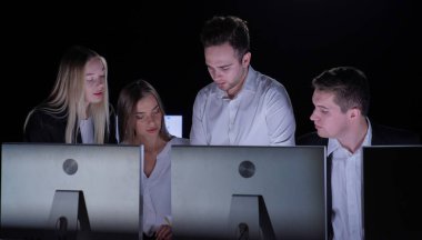 Yönetim kurulu başkanı ve ekibi ofiste çalışıyor. Kadın ve erkek liderler karanlık ofiste monitörlerle, yıl sonu kurumsal toplantısıyla masa başında çalışırlar. Patron takım üyelerine bakar, gazete okurlar..